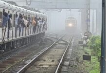 धुक्यांमुळे मध्येरेल्वे वाहतूक मंदावली..