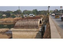 श्रीराम पूल येथे रोजचीच वाहतूक कोंडी नवीन पुलाच्या कामाला ब्रेक !