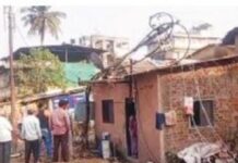 विद्युत खांब बसविताना घरावर कोसळला; महिला जखमी..