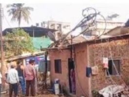 विद्युत खांब बसविताना घरावर कोसळला; महिला जखमी..